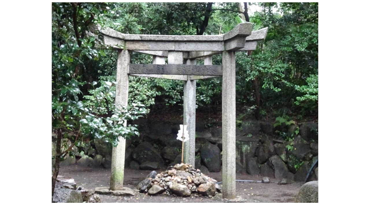 Three-pillar torii gate in Kaiko-no-Yashiro, Kyoto